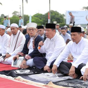 Eddy Iskandar Menunaikan Salat Idul Fitri di Halaman Kantor Gubernur Babel