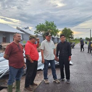 Beliadi Tinjau Langsung Lokasi Terdampak Angin Kencang di Beltim
