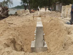 Cegah Abrasi dan Dukung Destinasi Wisata di Karimun, PT Timah Pasang Penahan Abrasi di Pantai Pongkar