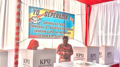Prof. Udin dan Keluarga Gunakan Hak Pilih di TPS 03 Kelurahan Kejaksaan