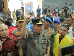 Ketua DPRD Babel Sampaikan Orasi Saat Terima Aksi Demonstrasi
