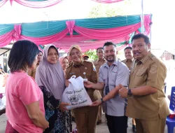 Prof Udin – Cece Dessy Serah Langsung Bantuan Bagi Warga Terdampak Banjir Rob di Kelurahan Pasar Padi
