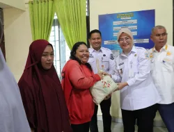 Serahkan 75 Paket Sembako di Kecamatan Pangkal Balam, Cece Dessy Harap Masyarakat Happy