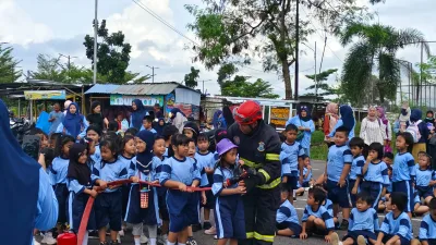Belajar Dan Kenalkan Edukasi Pemadam Kebakaran Anak TK Pertiwi Kunjungi Damkar Kota Pangkalpinang